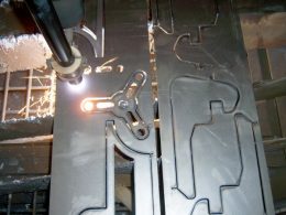Процесс плазменной резки по металлу